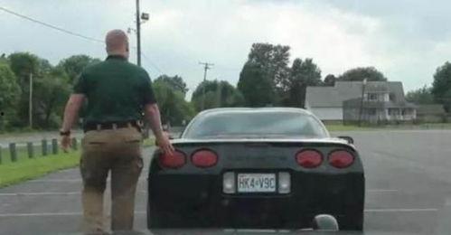 交警查车吃瓜群众,吃瓜群众围观热议