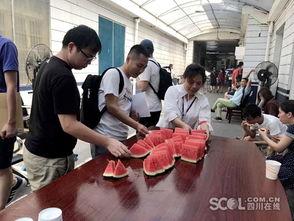 路边抢救吃瓜群众图片,吃瓜群众见证人间真情